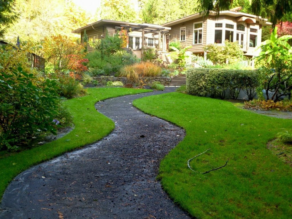 Using Walkways to Boost Your Home's Curb Appeal